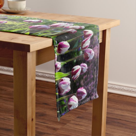 Elegante White Lila Flaming Flag Triumph Tulips Kurzer Tischläufer (Beispiel)