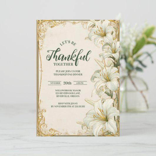 Elegante White Lily Erntedank Celebration Einladung (Stehend Vorderseite)