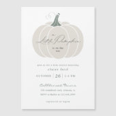 Elegante White Little Pumpkin Fall Baby Dusche Magneteinladung (Vorderseite)