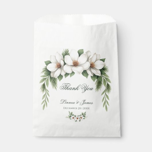 Elegante White Magnolia Winter Wedding Pine Tree Geschenktütchen (Vorderseite)