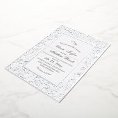 Elegante White Modern Blume Hochzeit Folieneinladung (Gedreht)