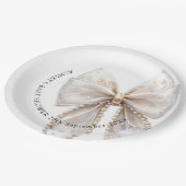 Elegante White Pearl Bow Baby Shower Pappteller (Schrägansicht)