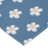 Elegante White Plumeria Blume auf Award Blue Tischdecke (Schrägansicht)