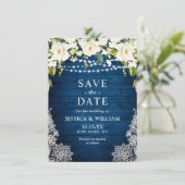 Elegante White Roses Lace Rustic Blue Wood Wedding Save The Date (Stehend Vorderseite)