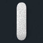 Elegante White Silver Glitzer Leopard Animal Print Skateboard<br><div class="desc">Stilvolle Leoparden aus Weiß und Silber,  luxuriöses Muster aus Geparden,  mit einer Mischung aus weißem und silberglänzendem,  glänzendem Design aus Tierprint,  auf einem Hintergrund aus weißem und grauem Farbverlauf. Ein Glam,  mädchenhafte Illustration,  mit silbergrauen und weißen Tönen wilde Katze,  Tiere drucken schönes Foto.</div>