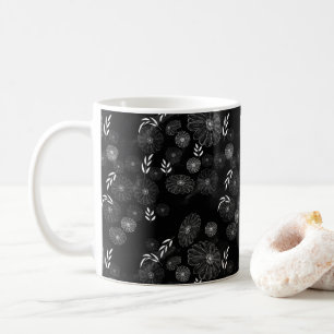 Elegante White Wildblume Doodles Muster Kaffeemasc Kaffeetasse