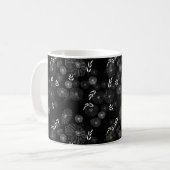 Elegante White Wildblume Doodles Muster Kaffeemasc Kaffeetasse (Vorderseite Links)