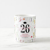 Elegante Wildblume 2024 Graduate Kaffeetasse (Mittel)