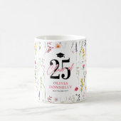 Elegante Wildblume 2024 Graduate Kaffeetasse (Mittel)