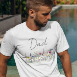 Elegante Wildblume Meadow Vater Kinderdusche T-Shirt<br><div class="desc">Feiern Sie als Vater mit diesem eleganten Wildblume Meadow Vater Baby Dusche T - Shirt. Das Shirt zeigt "Vater" in einem handgeschriebenen schwarzen Skript mit einer skurrilen Wildblumen in schönen Farbtönen wie Rosa, Gelb, lila, Blau und Grün. Der Aquarell Wildblume Vater T - Shirt ist ideal zum Tragen bei Frühjahr...</div>