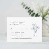 Elegante Wildblume Periwinkle Wedding RSVP Karte (Stehend Vorderseite)