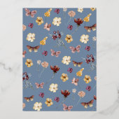 Elegante Wildblume Rustic Periwinkle Wedding Folieneinladung (Rückseite)