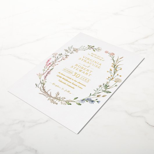 Elegante Wildblume Wreath Royal Simple Wedding Folieneinladung (Gedreht)