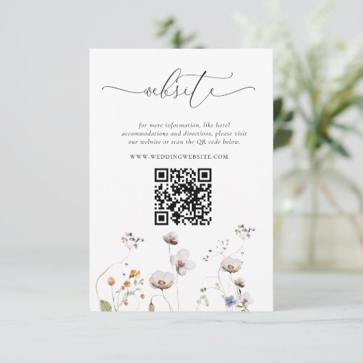 Elegante Wildblumen, die QR-Code hochhalten Einladung (Stehend Vorderseite)