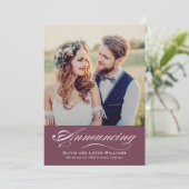 Elegante Wine Script Hochzeit Foto Ehe Ankündigung (Stehend Vorderseite)
