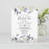 Elegante Winter Blau und Weiß Blume Einladung (Stehend Vorderseite)