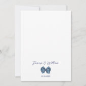 Elegante Winter Dusty Blue Floral Wedding Einladung (Rückseite)