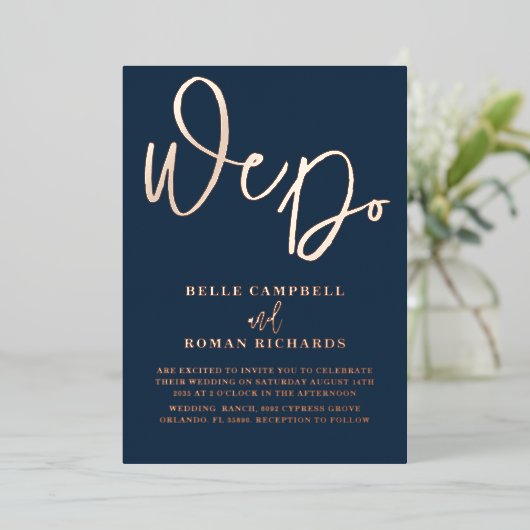 Elegante Wir machen Rose Gold & Blue Wedding Folieneinladung (Stehend vorne)