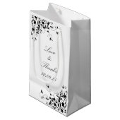 Elegante Wirbel Schwarz-Weiß-Hochzeit Kleine Geschenktüte (Vorderseite Schrägansicht)
