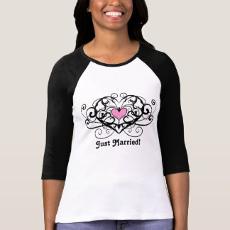 Elegante Wirbel und Herzen haben gerade geheiratet T-Shirt