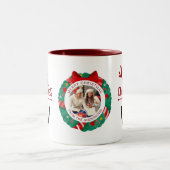 Elegante Wreath Christmas Foto Family Monogram Zweifarbige Tasse (Mittel)