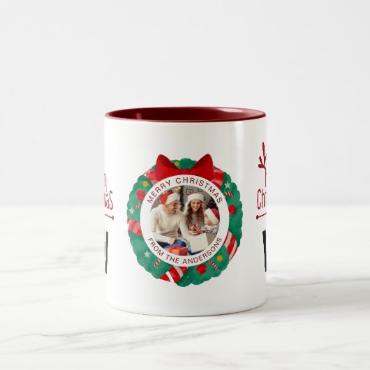 Elegante Wreath Christmas Foto Family Monogram Zweifarbige Tasse (Mittel)