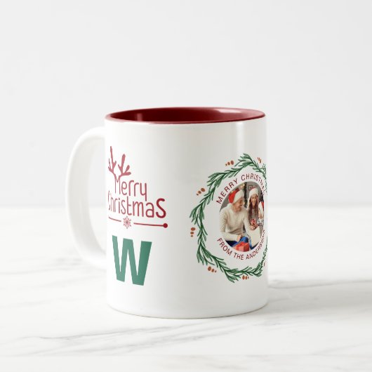 Elegante Wreath Christmas Foto Family Monogram Zweifarbige Tasse (Vorderseite Links)