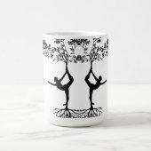 Elegante Yoga-Pose auf Tasse (Zentrum)