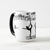 Elegante Yoga-Pose auf Tasse (Vorderseite Links)