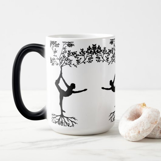 Elegante Yoga-Pose auf Tasse (Mit Donut)