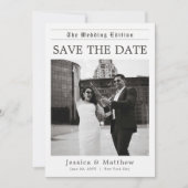 Elegante Zeitungs-Schwarz-Weiß-Foto-Hochzeit Save The Date (Vorderseite)