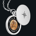 Eleganter 22. Geburtstag der Kupferhochzeit Medaillon<br><div class="desc">Gedenken Sie den 22. Hochzeitstag mit diesem eleganten Schloss! Elegante schwarze Serifen und serifenlose Schriftzeichen mit sechseckigen Konfetti auf Kupferfolienhintergrund sorgen für eine unvergessliche Touch für diesen besondere Anlass und einen außergewöhnlichen Meilenstein. Passen Sie sich die Namen der glücklichen Paare an und die Termine für ihren Kupferjubiläum. Design © W.H....</div>