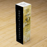 Eleganter 50. Geburtstag der Goldenen Hochzeit Weinbox<br><div class="desc">Fügen Sie mit dieser Weingeschenkbox eine besondere Touch zu den 50-jährigen Hochzeitstag-Festen hinzu! Elegante schwarze Serifen und serifenlose Schriftzeichen mit hexagonalen Konfetti auf goldenem Hintergrund verleihen diesem besondere Anlass eine unvergessliche Touch und einen außergewöhnlichen Meilenstein. Passen Sie sich mit den Namen des glücklichen Paares und den Jahren der Ehe oder...</div>