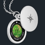 Eleganter 66. Geburtstag der Titanite Medaillon<br><div class="desc">Gedenken Sie den 66. Hochzeitstag mit diesem eleganten Schloss! Elegante schwarze Serifen und serifenlose Schriftzeichen mit altstaubigen sechseckigen Konfetti auf indiengrünem Hintergrund sorgen für eine unvergessliche Touch für diesen besondere Anlass und einen außergewöhnlichen Meilenstein. Passen Sie sich mit den Namen des glücklichen Paares und den Terminen für ihren Titanitjubiläum an....</div>