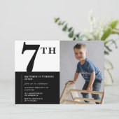 Eleganter 7. Geburtstag Einladung Black Chic Moder (Stehend Vorderseite)