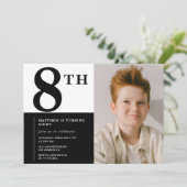 Eleganter 8. Geburtstag Einladung Black Chic Moder (Stehend Vorderseite)