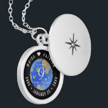 Eleganter 9. Lapis Lazuli Hochzeitstag Medaillon<br><div class="desc">Gedenken Sie den 9. Hochzeitstag mit diesem eleganten Schloss! Elegante Schwarz-Weiß-Schriften mit pyritgestaubter sechseckiger Konfetti auf einem gesprenkelten, azurblauen Hintergrund sorgen für eine unvergessliche Touch dieses besonderen Anlasses und Meilensteins. Passen Sie sich die Namen des glücklichen Paares an und die Termine für ihren Lapis-Lazuli-Jubiläum. Design © W.H. Sim, Alle Rechte...</div>