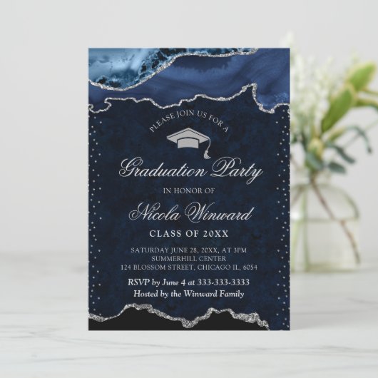 Eleganter Abschluss in Blau und Silbermarmor Einladung (Stehend Vorderseite)