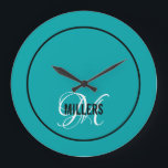 Eleganter aquamariner Name in Monogramm  Große Wanduhr<br><div class="desc">Moderne Wanduhr mit aquamarinem Hintergrund,  weißes Skriptmonogramm und schwarzem Familiennamen. Personalisieren Sie Ihre persönlichen Daten mit Ihrem Anfangs- und Familiennamen.</div>
