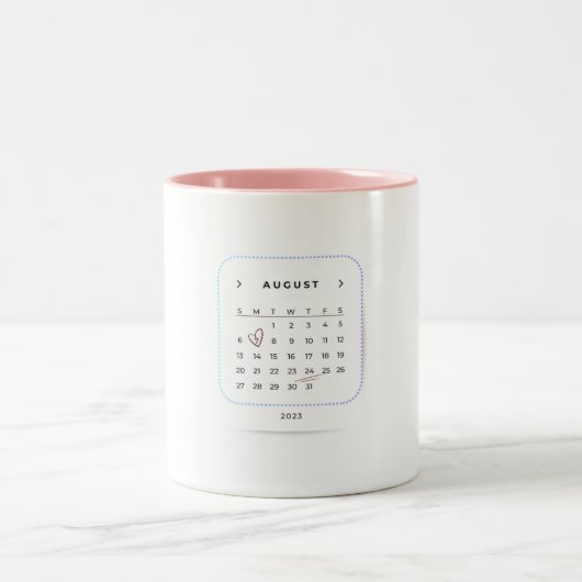 Eleganter August 2023Kalender mit Herzdesign Zweifarbige Tasse (Mittel)