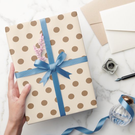 Eleganter beige Polka dot Geschenkpapier (Schenken)