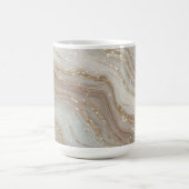 Eleganter beiger Marmorhintergrund mit goldenem Gl Kaffeetasse (Mittel)
