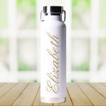 Eleganter, benutzerdefinierter Name für White und<br><div class="desc">Diese personalisierte Wasserflasche verbindet Praxisnähe mit einer Touch von Eleganz. Mit einem eleganten, weißen Design und einem schönen Script-Schriftart können Sie es mit Ihrem Namen anpassen, sodass es Ihnen einzigartig ist. Die Flasche ist ideal, um unterwegs Hydrid bleibe, egal ob Sie in den Fitnessraum, das Büro oder die große Außenanlage...</div>