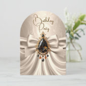 Eleganter Birthday Cream Beige Gold Jewel Bow Einladung (Stehend Vorderseite)