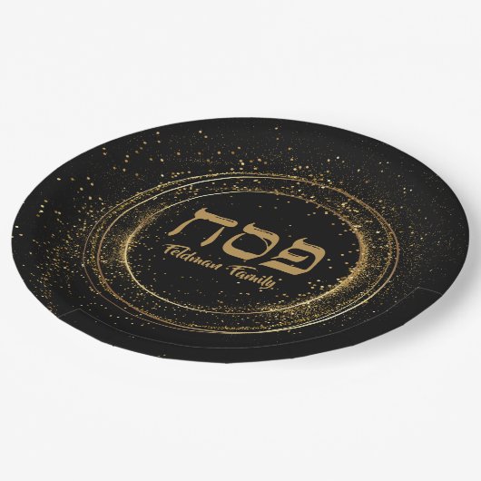 Eleganter Black and Gold Glitzer Hebräischer Pessa Pappteller (Schrägansicht)