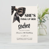 Eleganter Black Bow 70. Geburtstag Einladung (Stehend Vorderseite)