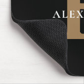 Eleganter Black Gold Monogram Bold Typografy Name Mousepad (Ecke)
