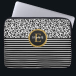 Eleganter Black Leopard Monogram Laptop Sleeve<br><div class="desc">Ein schwarz-weißes Leopardenmuster mit schwarz-weiß gestreiften Streifen und ein elegantes Monogramm aus Gold und Schwarz zieren diesen Laptop-Ärmel. Personalisieren Sie es für sich selbst oder für ein Geschenk! Entworfen für Sie von BlackBerry Boulevard.</div>