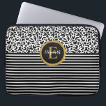 Eleganter Black Leopard Monogram Laptop Sleeve<br><div class="desc">Ein schwarz-weißes Leopardenmuster mit schwarz-weiß gestreiften Streifen und ein elegantes Monogramm aus Gold und Schwarz zieren diesen Laptop-Ärmel. Personalisieren Sie es für sich selbst oder für ein Geschenk! Entworfen für Sie von BlackBerry Boulevard.</div>