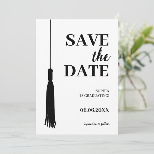 Eleganter Black & White Grad Tassel Abschluss Save The Date (Stehend Vorderseite)